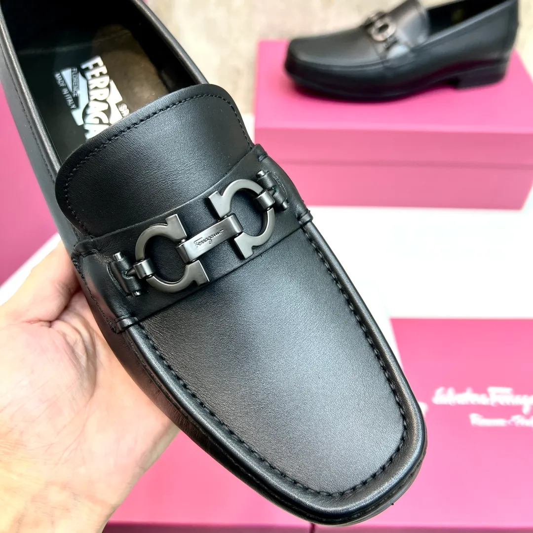 Original quality P780 Brand: Ferragamo Standard size: Men's size 39–44 (38.45 can be customized) Grade: Same style as the official website High-quality men's shoes Material: Customized first-layer calfskin with water-dyed cowhide lining Cowhide tiptoe Original non-slip and wear-resistant rubber outsole Style category: Men's formal business leather shoes are young and fashionable European and American trends British style Casual matching and comfortable feet Color: actual picture